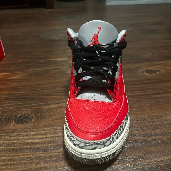 Red Jordan 3 - Picture 7 of 8